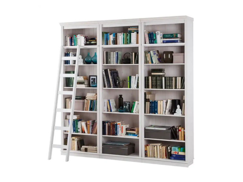 Escada de madeira maciça cor branco lavado/ Coleção Biblioteca