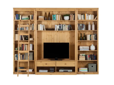 Estante grande para sala em madeira com rack para tv e escada na cor cera natural / coleção biblioteca