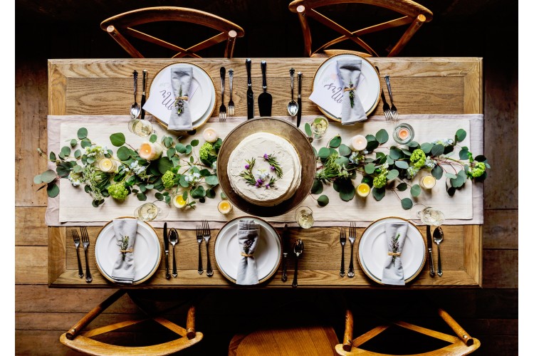 Como decorar a sala de jantar com mesa de madeira